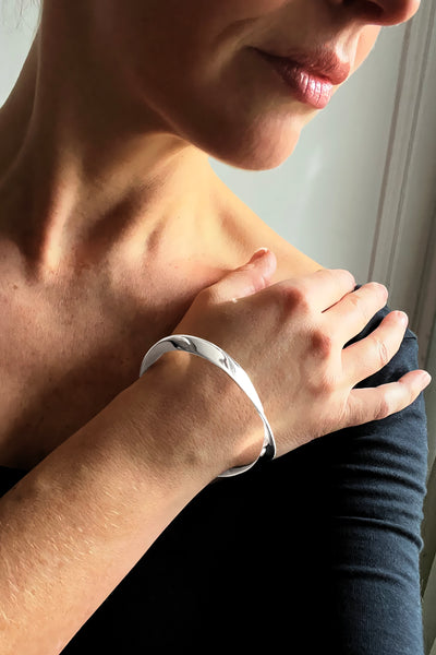 アクセサリー zuci triangle Bangle(Silver) Silver Twisted Triangle Bangle – NinaBreddal