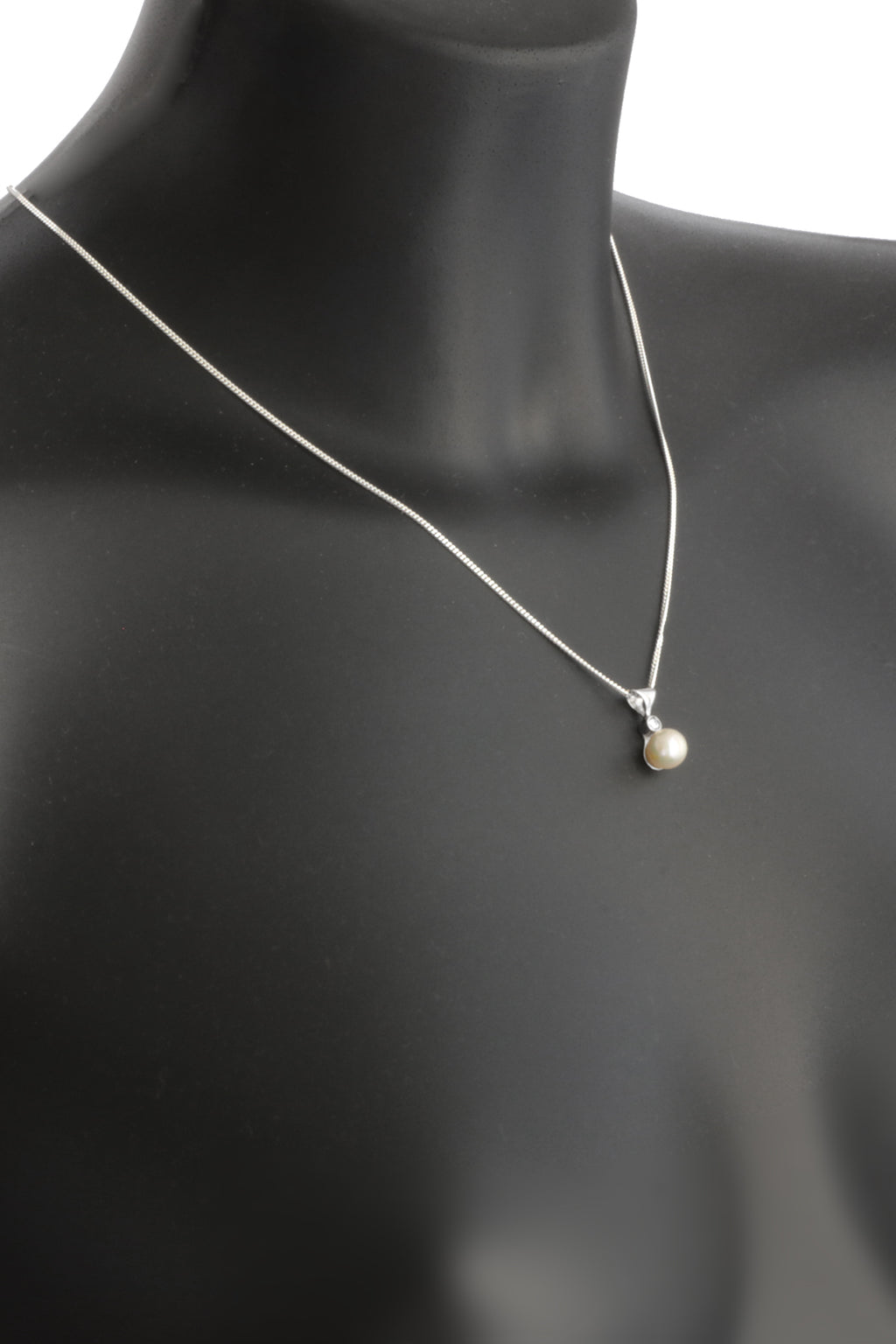 9ct White Gold Pendant with Pearl and Diamond