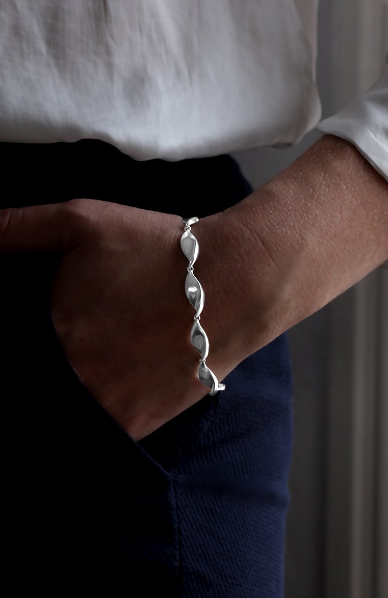 Polished Twist Link Silver Bracelet